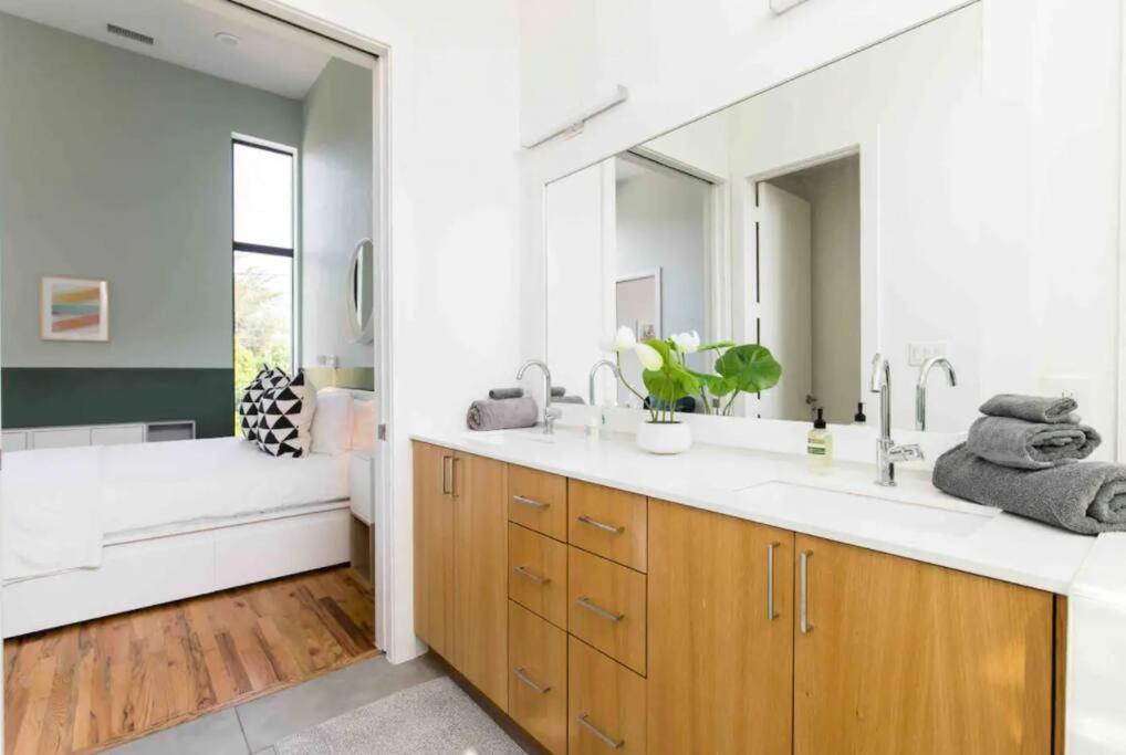 Glamorous Perfectly Located Luxury 2 Bed Townhome Далас Екстериор снимка
