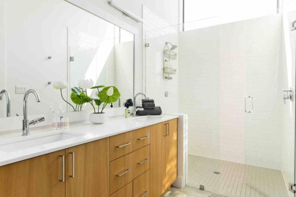 Glamorous Perfectly Located Luxury 2 Bed Townhome Далас Екстериор снимка